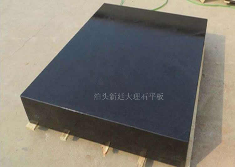 大理石平板 大理石平板是用天然的石質(zhì)材料制成的*基準(zhǔn)測(cè)量工具,對(duì)儀器儀表、*工具、機(jī)械制件的檢驗(yàn),都是理想的基準(zhǔn)面。特別是用于高精度的測(cè)量方面,由于它得天獨(dú)厚的特性,而使